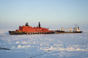 Brise-glace à propulsion nucléaire russe, plus grand et plus puissant brise-glace au monde après l’Arktika, escortant le cargo Yamal Irbis en mer de Kara