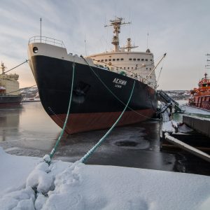 Brise-glace à propulsion nucléaire "Lénine" à quai, au terminal maritime de Mourmansk